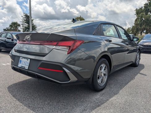 New 2025 Hyundai Elantra SE image 3