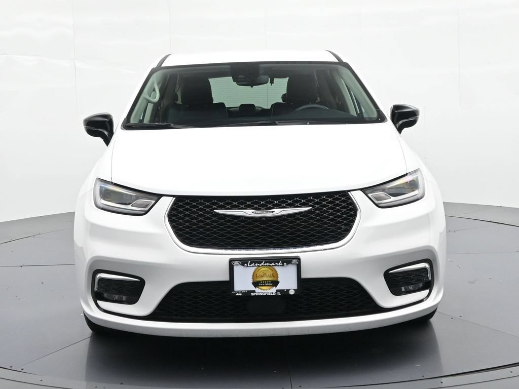 Used 2024 Chrysler Pacifica Touring-L FWD image 3