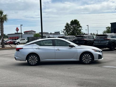 Used 2024 Nissan Altima 2.5 SV FWD image 6