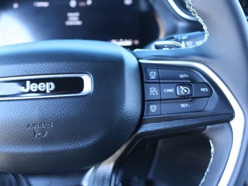 Used 2025 Jeep Grand Cherokee L Altitude AWD/4WD image 18