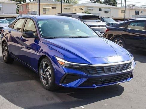 Certified 2025 Hyundai Elantra Sport FWD image 3