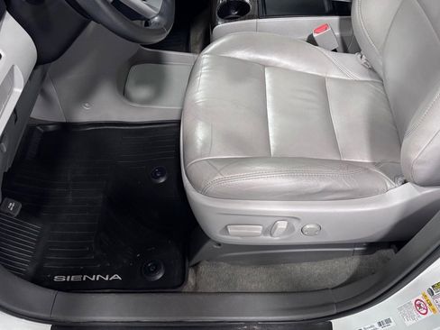Used 2018 Toyota Sienna XLE Premium FWD image 11