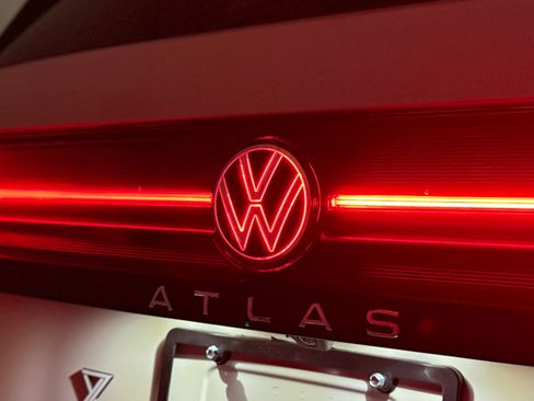 Used 2024 Volkswagen Atlas Peak Edition SE image 11