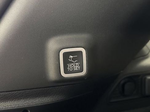 Used 2024 Jeep Grand Cherokee Limited w/ Luxury Tech Group II image 17