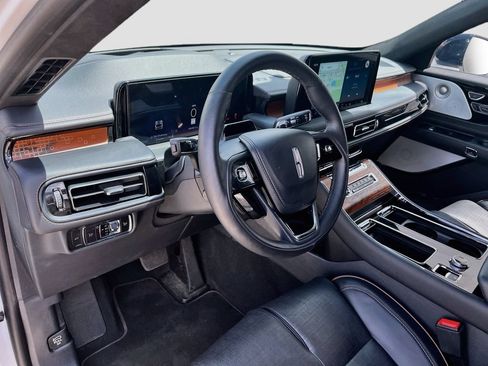 Used 2025 Lincoln Aviator Black Label w/ Jet Appearance Package AWD/4WD image 9