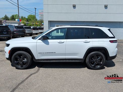 Used 2024 Jeep Grand Cherokee Limited w/ Luxury Tech Group II AWD/4WD image 2