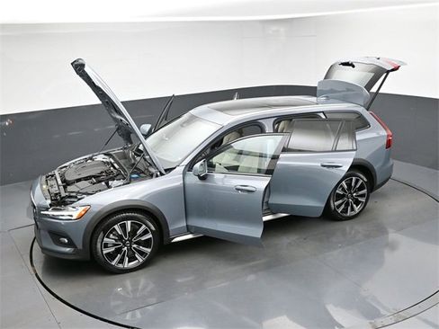 Used 2024 Volvo V60 B5 Cross Country Ultimate image 52