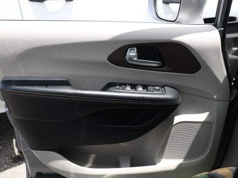 Used 2017 Chrysler Pacifica Touring-L FWD image 34