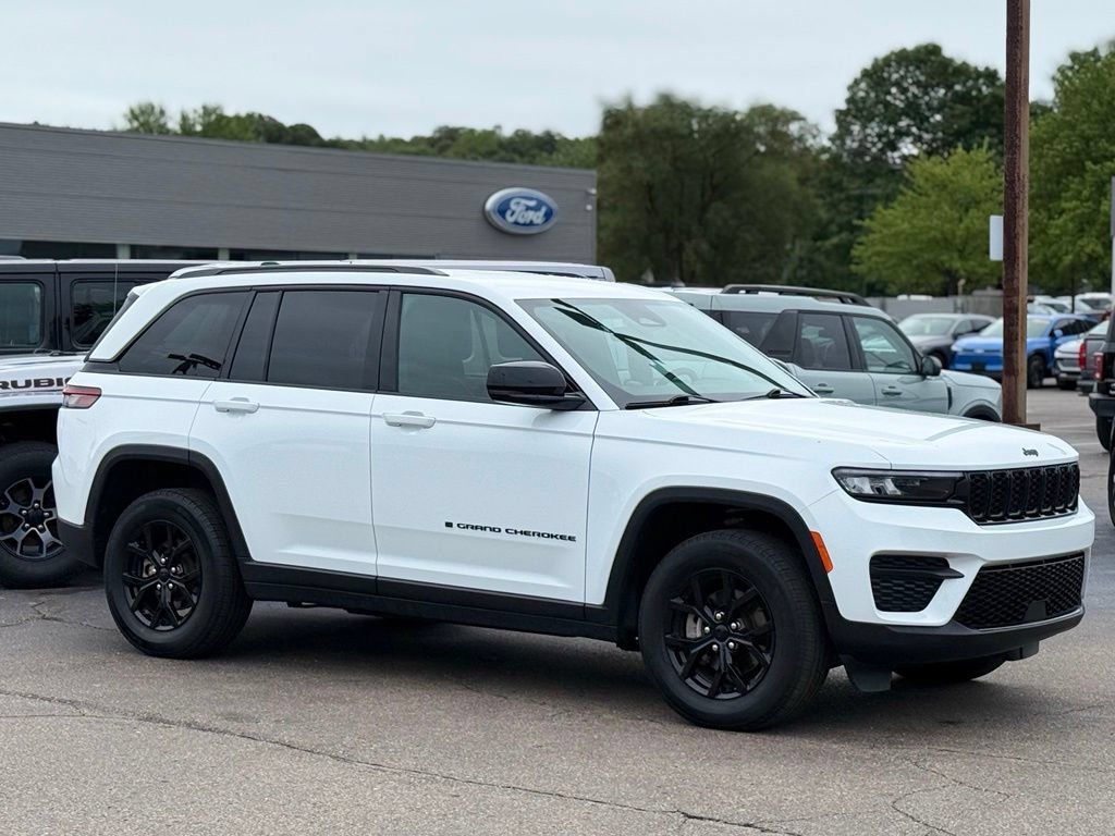 Used 2025 Jeep Grand Cherokee Altitude AWD/4WD image 27