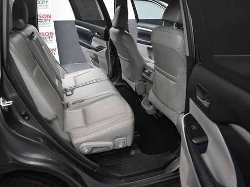 Used 2016 Toyota Highlander XLE AWD/4WD image 24