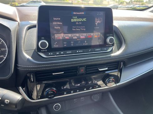 Used 2021 Nissan Rogue SV image 3