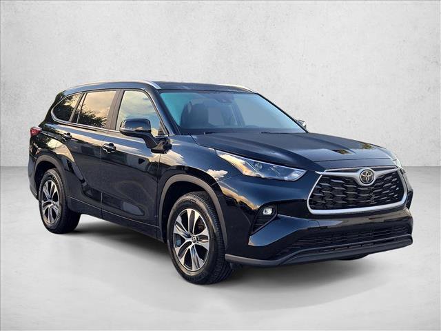 Used 2023 Toyota Highlander XLE FWD image 3