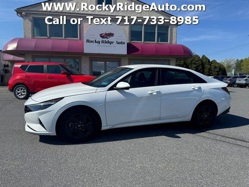Used 2023 Hyundai Elantra SEL w/ Preferred Accessory Package FWD image 4