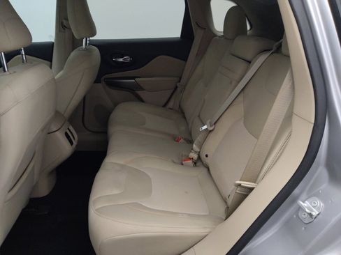 Used 2019 Jeep Cherokee Latitude w/ Popular Appearance Group FWD image 18