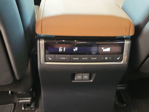 Used 2024 Lexus GX 550 w/ Accessory Package (2T) AWD/4WD image 32