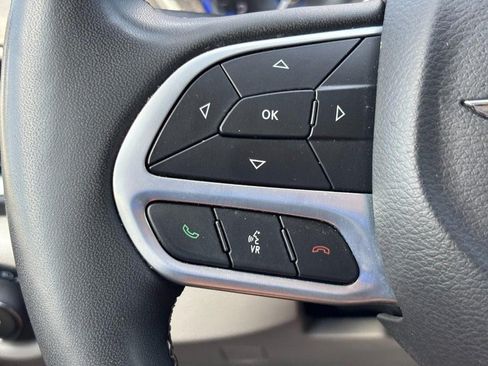 Used 2023 Chrysler Pacifica Touring-L FWD image 19