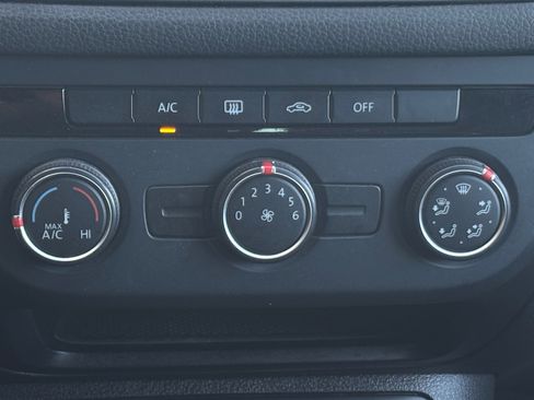 Used 2017 Volkswagen Tiguan Limited w/ Alloy Wheels Package image 4