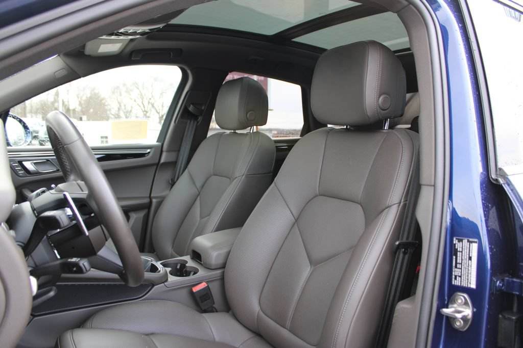 Used 2025 Porsche Macan AWD/4WD image 9