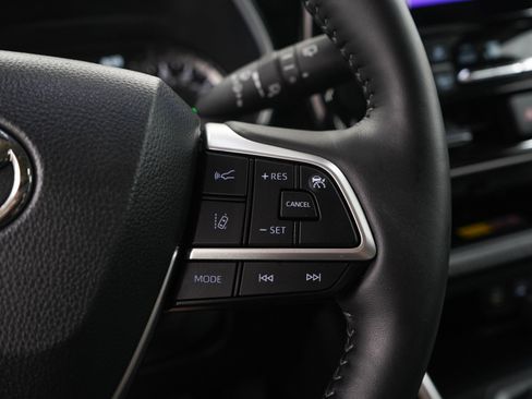 Used 2025 Toyota Highlander XLE AWD/4WD image 29