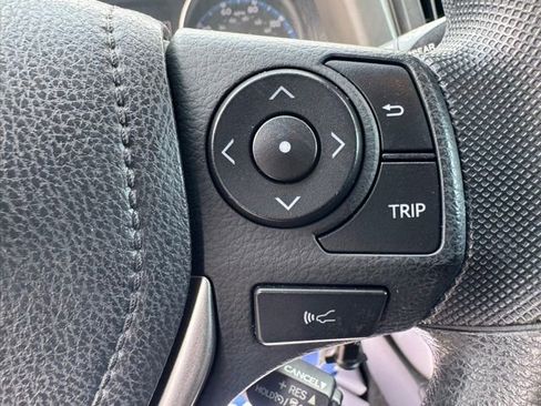 Used 2018 Toyota RAV4 LE FWD image 21