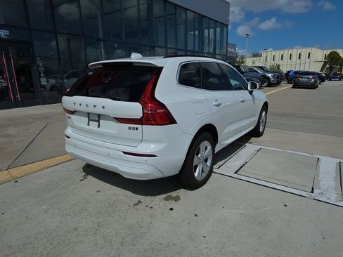 Used 2022 Volvo XC60 B5 Momentum image 4
