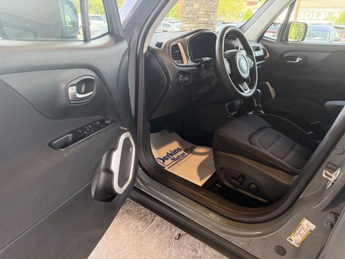 Used 2018 Jeep Renegade Latitude w/ Popular Equipment Group FWD image 3