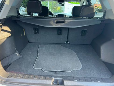 Used 2023 GMC Terrain SLE w/ Driver Convenience Package image 12