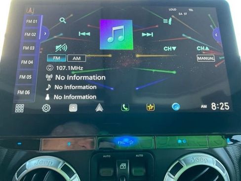 Used 2017 Jeep Wrangler Unlimited Sahara w/ Connectivity Group AWD/4WD image 30