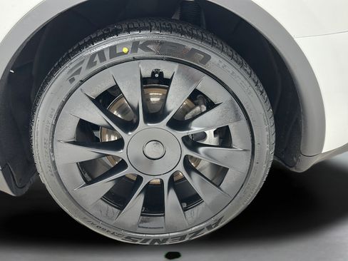 Used 2023 Tesla Model Y AWD image 8