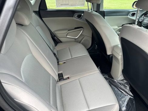 Certified 2025 Kia Soul LX w/ LX Technology Package FWD image 23