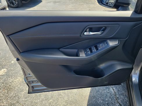 Certified 2025 Nissan Rogue SL FWD image 11