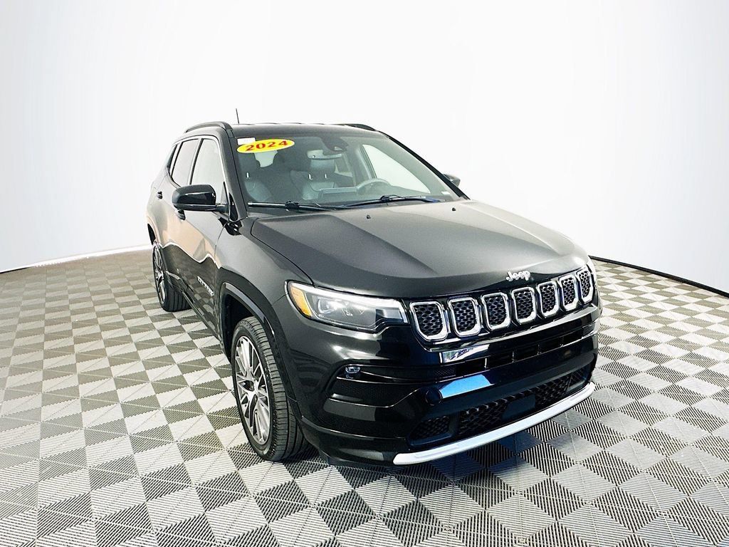 Used 2024 Jeep Compass Limited w/ Elite Group AWD/4WD image 3