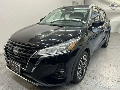 Used 2023 Nissan Kicks SV image 3
