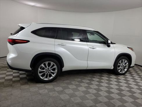 Used 2023 Toyota Highlander Limited FWD image 12