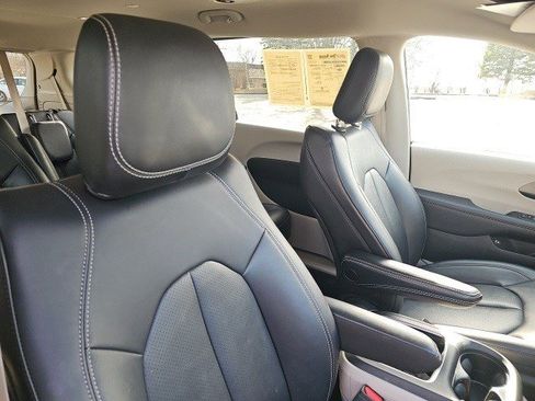 Used 2024 Chrysler Pacifica Select image 12
