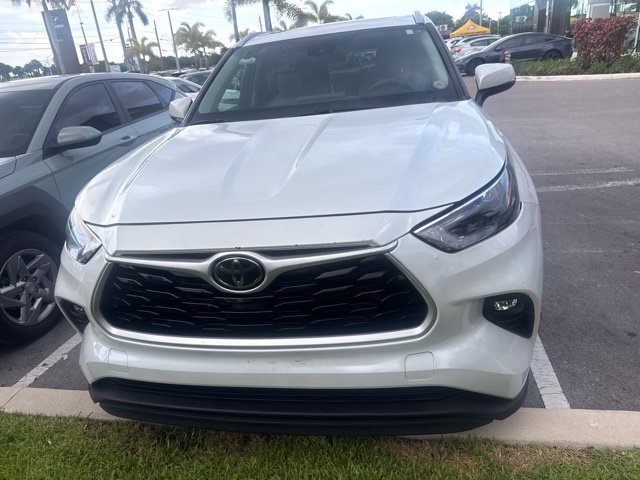 Used 2022 Toyota Highlander XLE FWD image 2