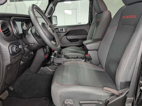 Used 2025 Jeep Wrangler Unlimited Rubicon w/ Convenience Group AWD/4WD image 4