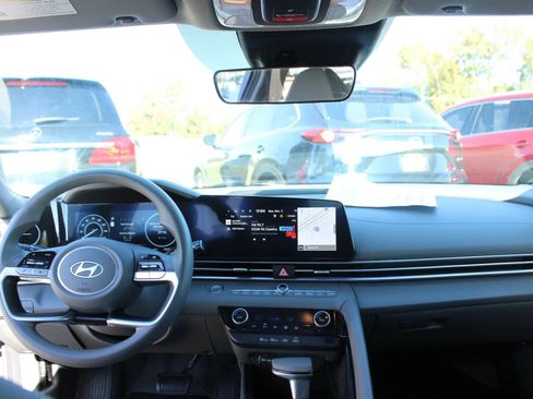 Used 2024 Hyundai Elantra Blue FWD image 13