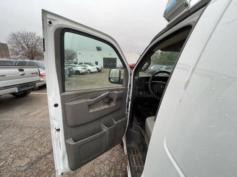 Used 2016 Chevrolet Express 2500 image 22