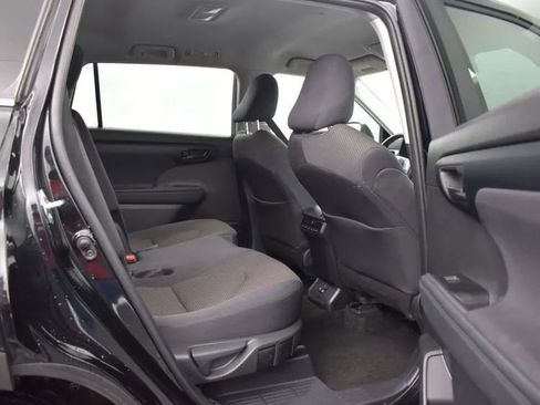 Used 2025 Toyota Highlander LE image 18