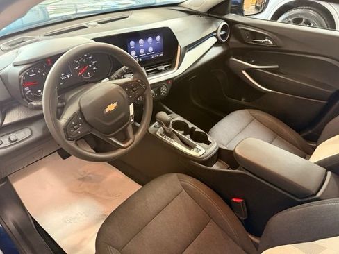Used 2024 Chevrolet Trax LS w/ LS Convenience Package FWD image 9
