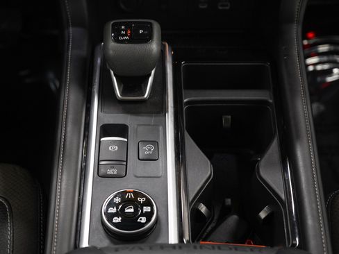 Used 2024 Nissan Pathfinder SL AWD/4WD image 18