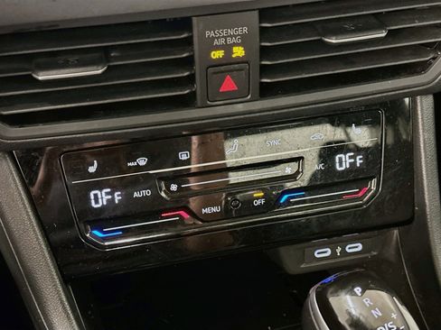 Used 2025 Volkswagen Jetta SE FWD image 24