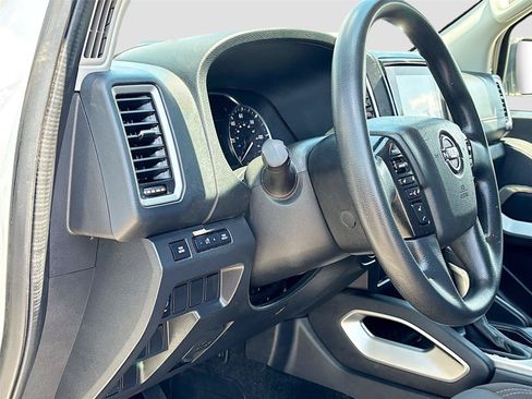Used 2022 Nissan Frontier SV w/ Technology Package RWD image 10