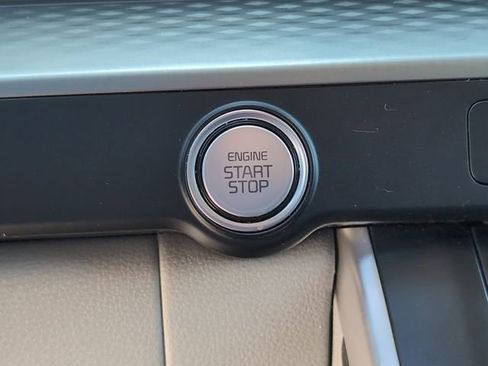 Used 2023 Kia Carnival LX image 21