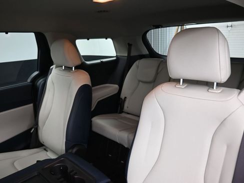 Used 2025 Kia Carnival EX FWD image 11