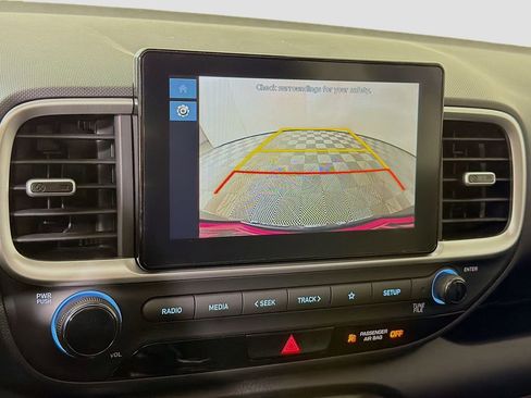 Used 2025 Hyundai Venue SEL image 18