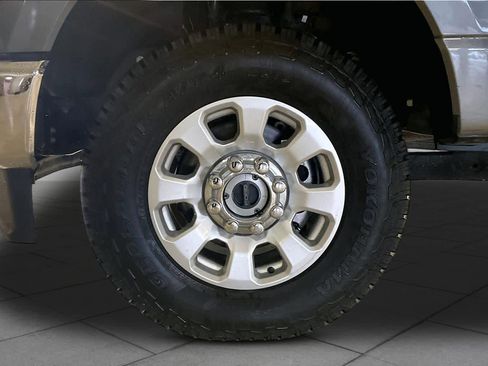 Used 2024 Ford F250 XLT AWD/4WD image 9