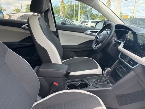 Used 2025 Volkswagen Taos SE w/ Panoramic Sunroof Package image 13