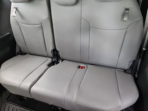Used 2025 Toyota Sienna XLE FWD image 26